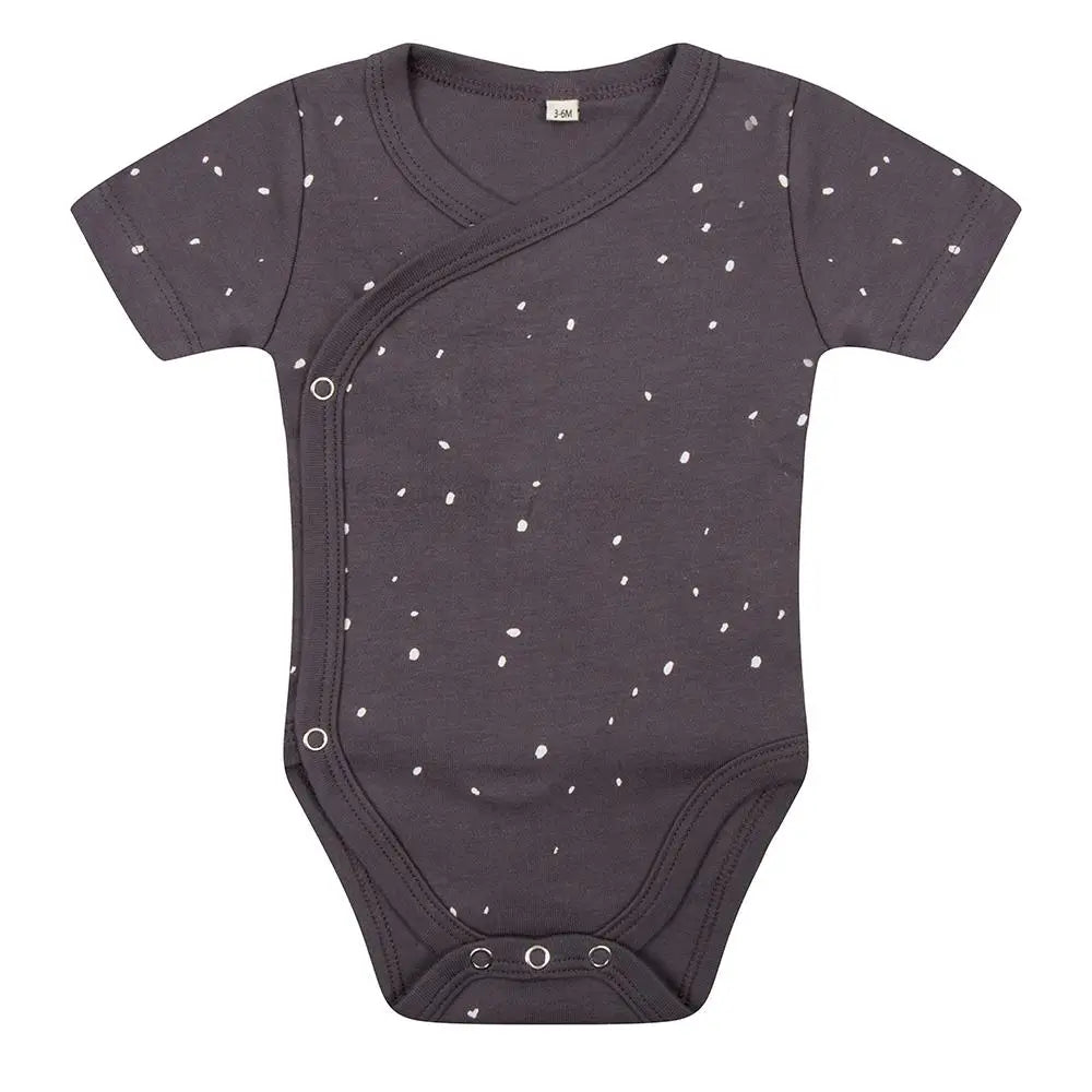 Een overslag romper met korte mouwen in dots print van Little Indians in de kleur grijs, gemaakt van 100% biologisch katoen.