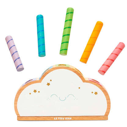 Een houten wolk van Le Toy Van met vijf kleurrijke regenboog pop-up sticks (in drie lengtes) en verborgen veren om de staven te laten springen