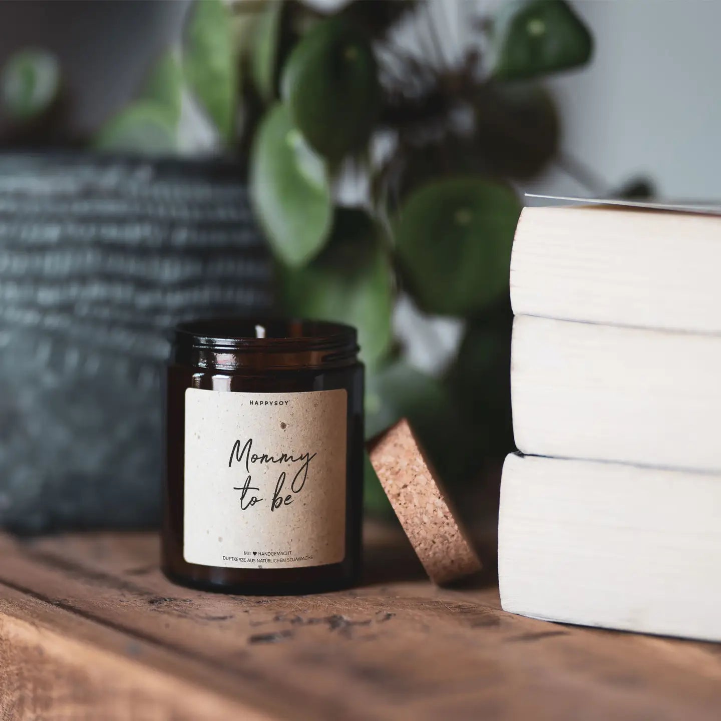 Scented candle with inscription 'Mommy to be'